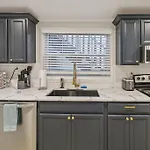 5 Min Drive To Downtown! Modern 3Br In Savannah!