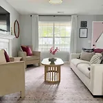 Cozy Cottage Near Beach & Downtown Dog Friendly