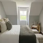 Cozy Cottage Near Beach & Downtown Dog Friendly