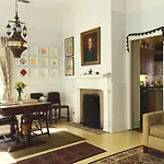 Jingle Bells Square Cottage-Historic District-Bright- Fireplace