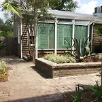 Jingle Bells Square Cottage-Historic District-Bright- Fireplace