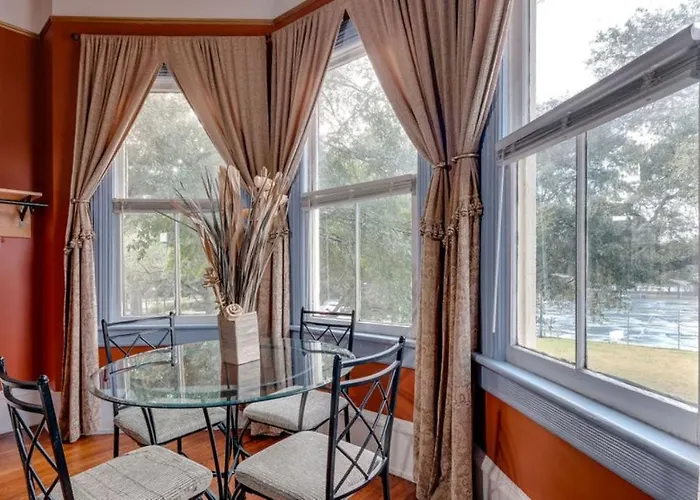 Forsyth Park 2 Bedroom Beauty