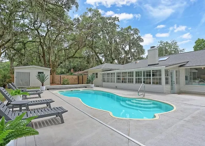 Coastal Pool Retreat Near Beach Downtown & Fun