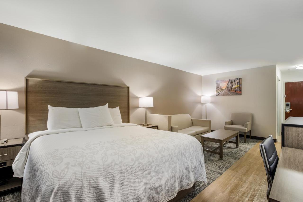 Red Roof Plus+ & Savannah - I-95 Hotel 3*