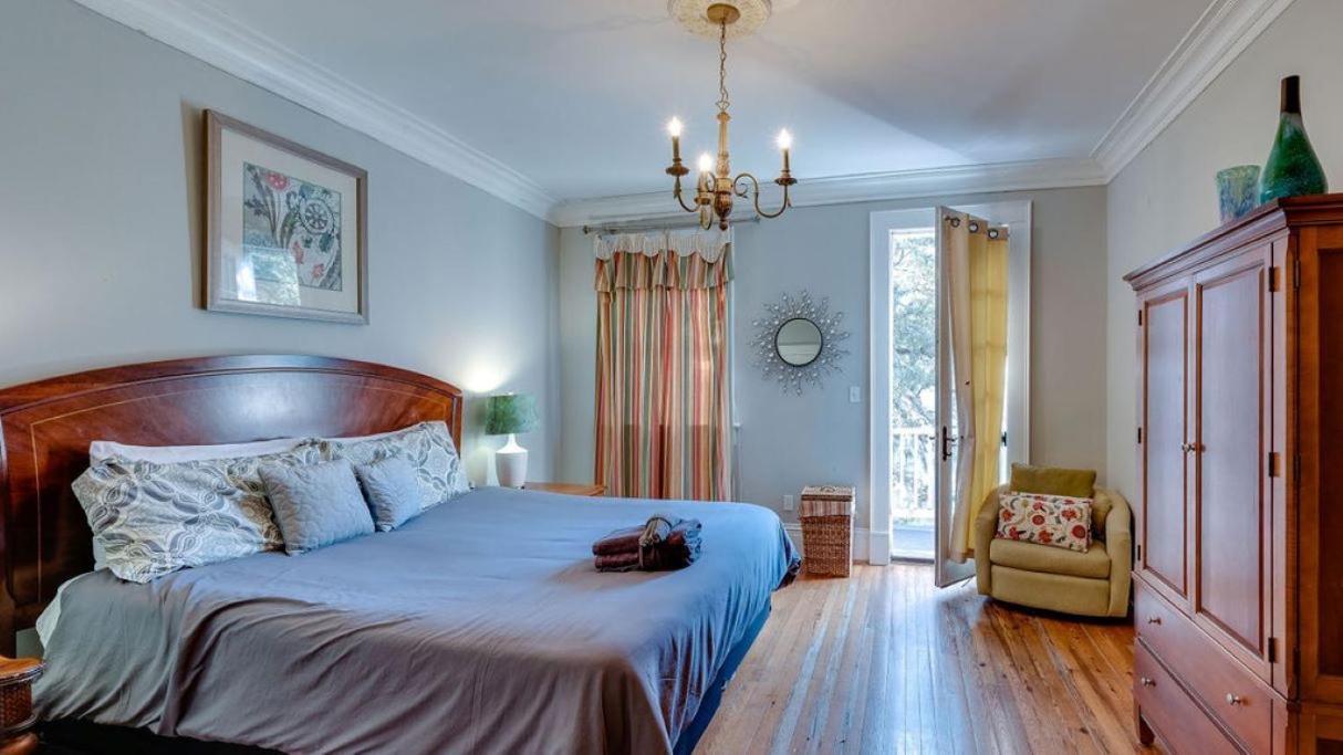 201 York #3 - Homey Downtown 2 Bedroom Steps From The River