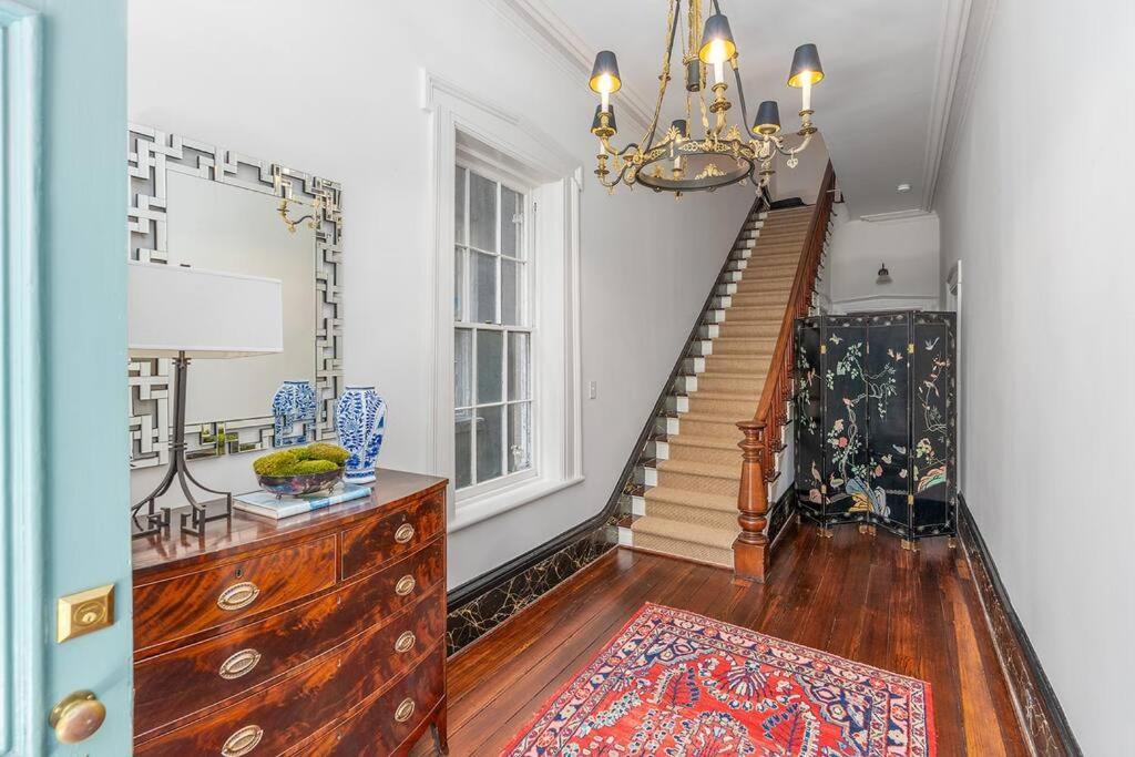 Luxury Overlooking Taylor Square - House On Taylor Square Apartment Savannah