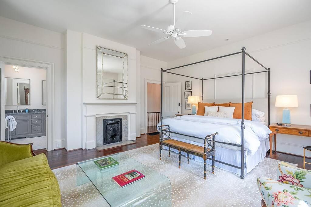 Luxury Overlooking Taylor Square - House On Taylor Square Savannah