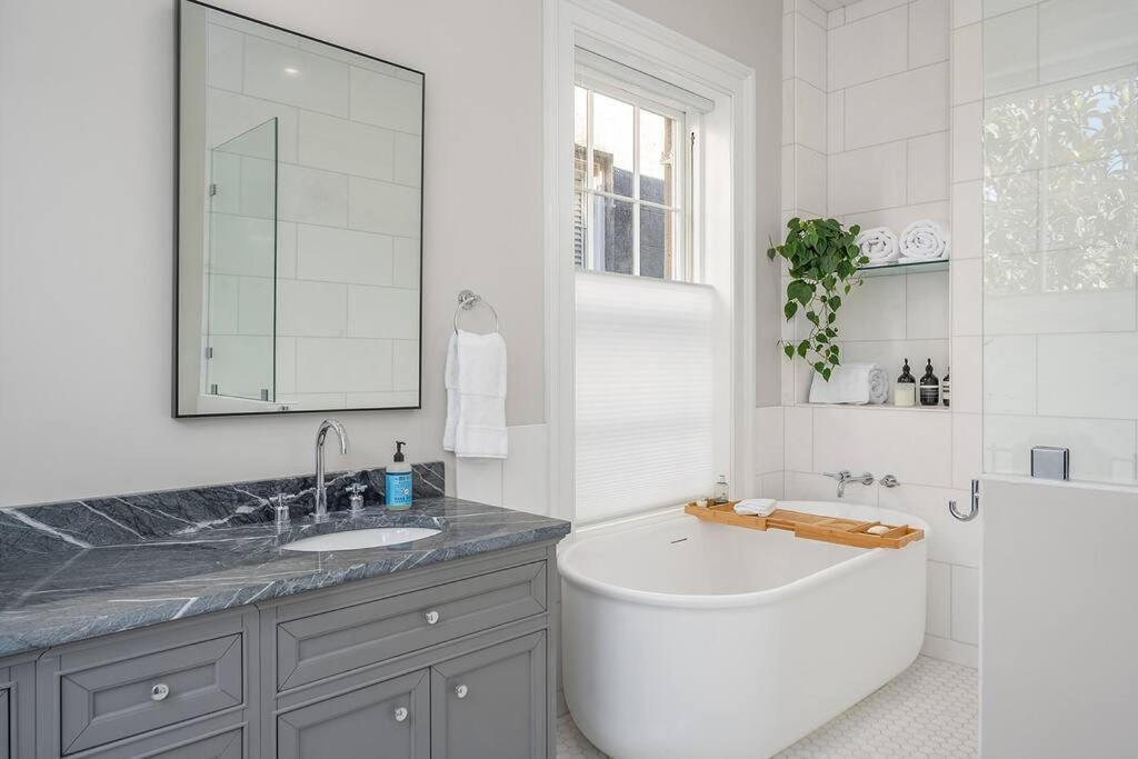 Luxury Overlooking Taylor Square - House On Taylor Square Apartment Savannah