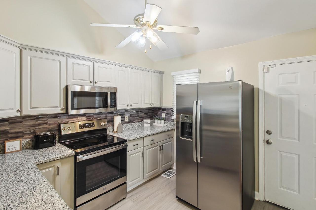 With Patio And Grill About 2 Mi To Downtown Holiday home