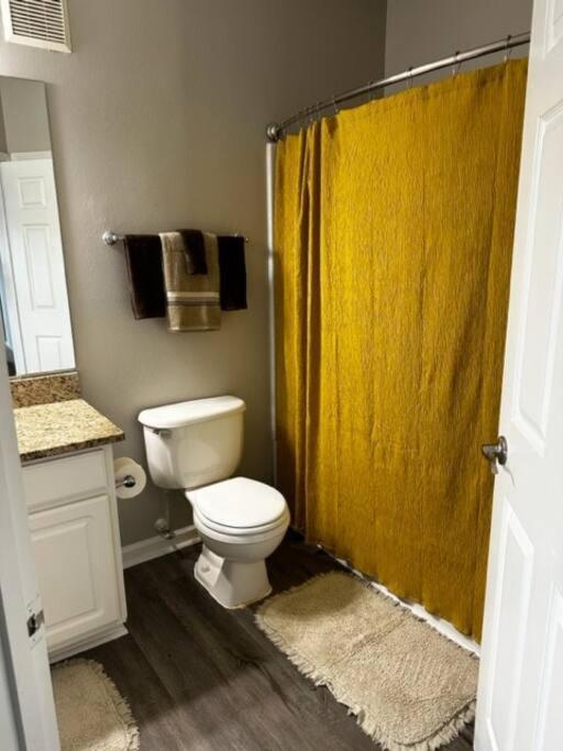 Extravagant 2 Br/2 Ba *