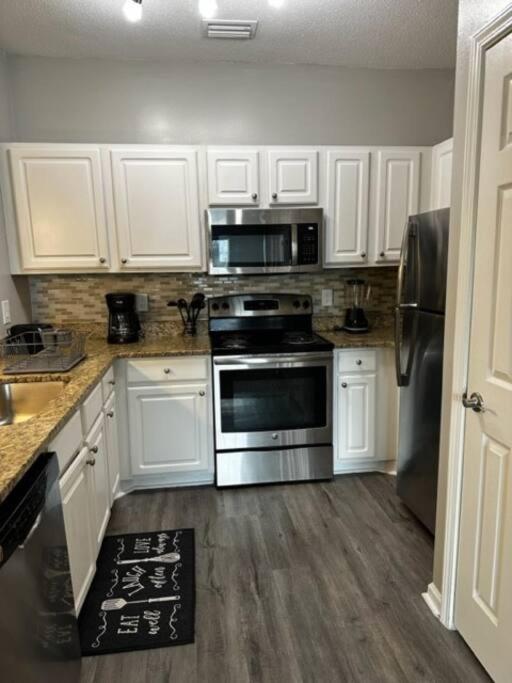 Extravagant 2 Br/2 Ba *