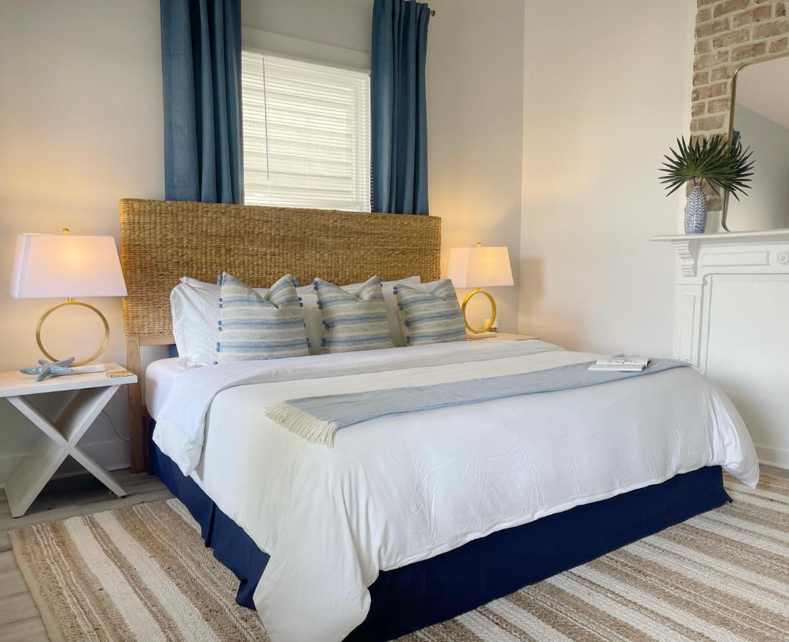 New! Stylish 1900s Renovated Duplex Building Near Forsyth & River St * Savannah
