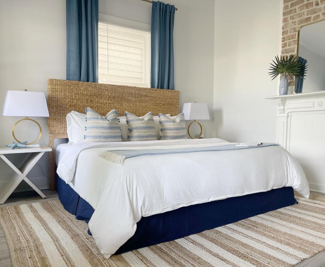 New! Stylish 1900s Renovated Duplex Building Near Forsyth & River St *