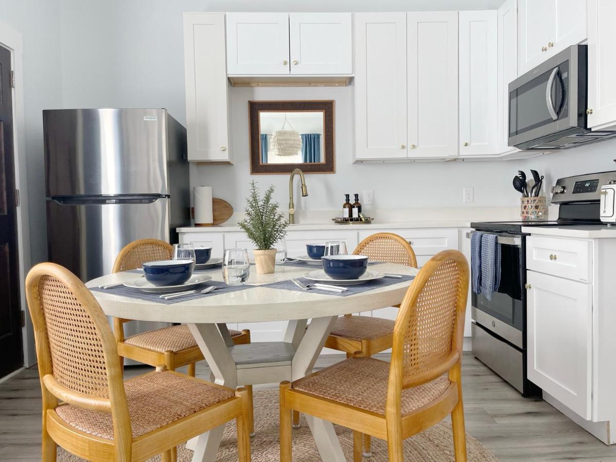 New! Stylish 1900s Renovated Duplex Building Near Forsyth & River St