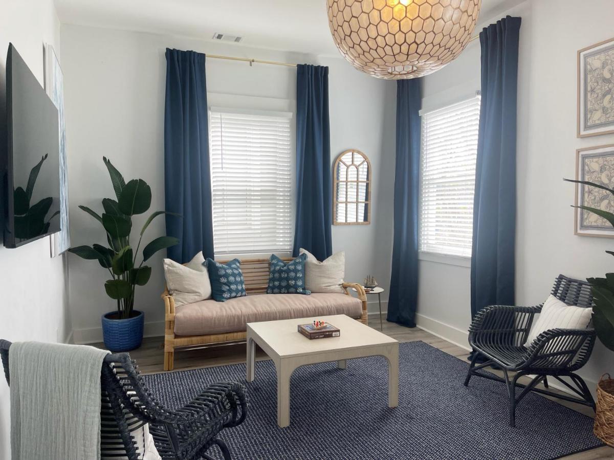 New! Stylish 1900s Renovated Duplex Building Near Forsyth & River St *