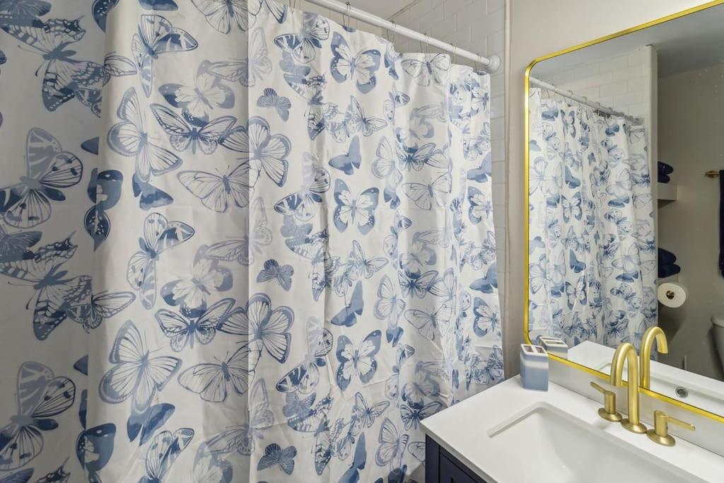 Apartment 5 Min Drive To Downtown! Modern 3br In Savannah! *