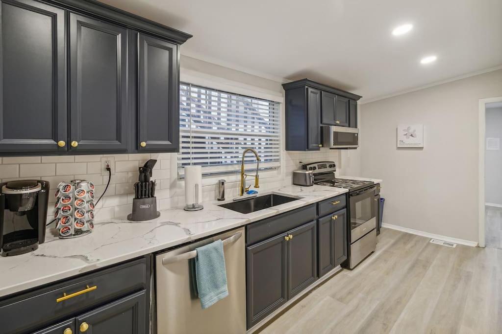 5 Min Drive To Downtown! Modern 3br In Savannah! *