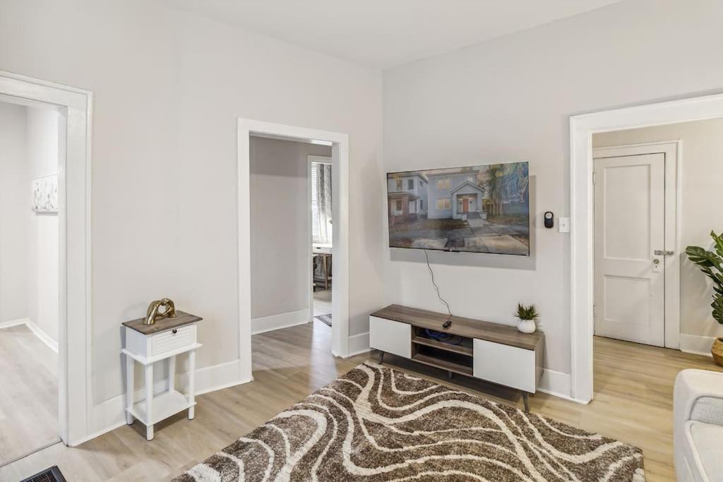 5 Min Drive To Downtown! Modern 3br In Savannah! Apartment *