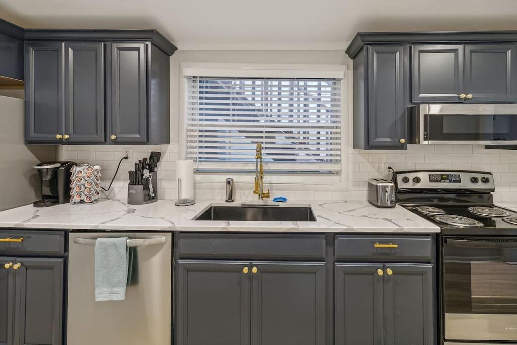 Apartment 5 Min Drive To Downtown! Modern 3br In Savannah! Savannah