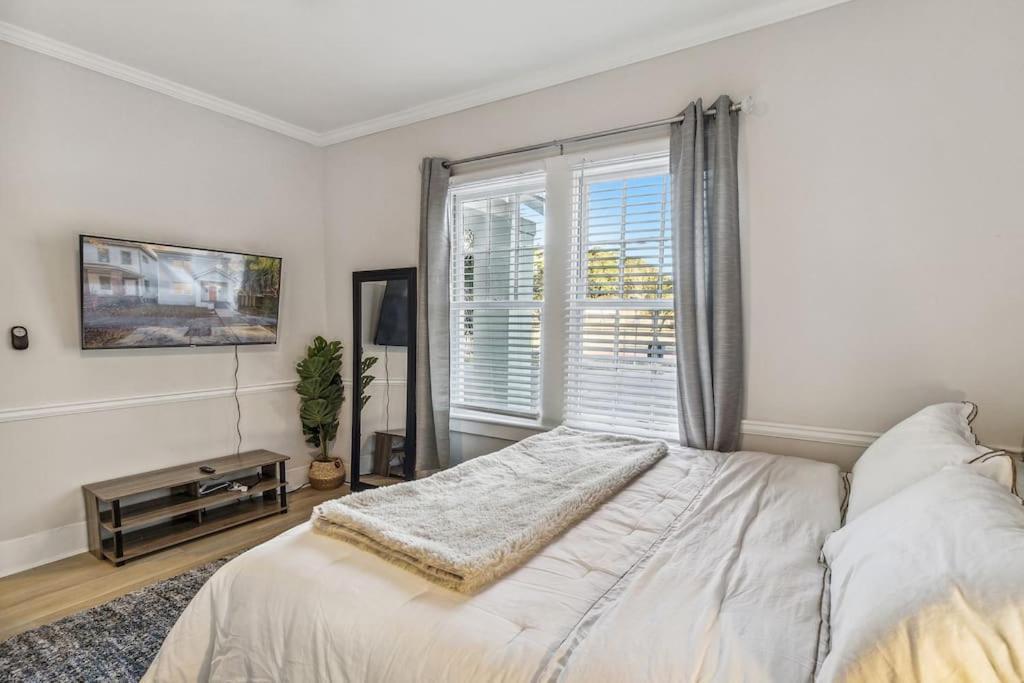 Apartment 5 Min Drive To Downtown! Modern 3br In Savannah!