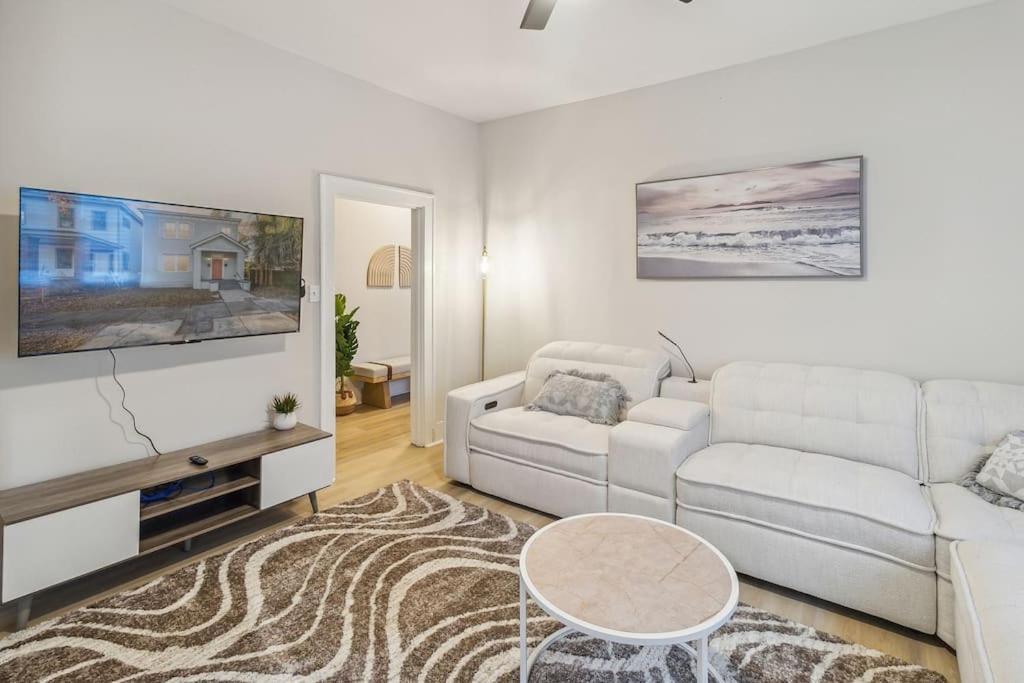 5 Min Drive To Downtown! Modern 3br In Savannah! *