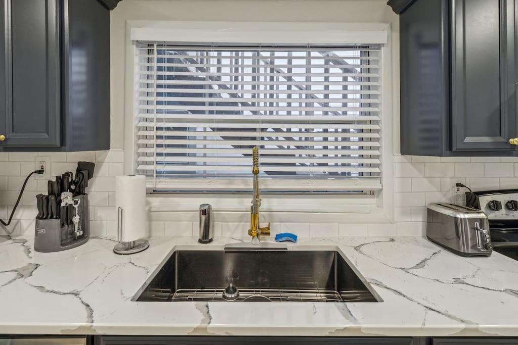 5 Min Drive To Downtown! Modern 3br In Savannah! Apartment *