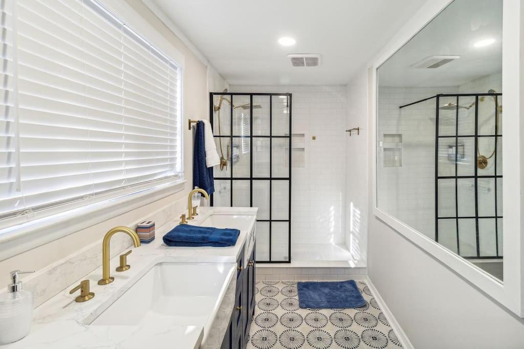 Apartment 5 Min Drive To Downtown! Modern 3br In Savannah!