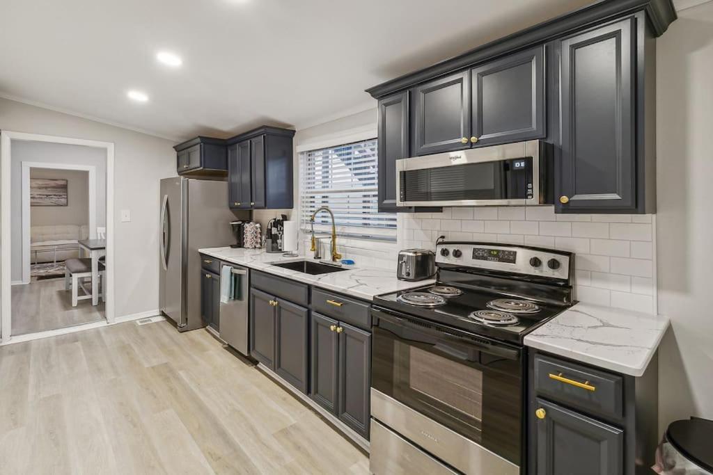 5 Min Drive To Downtown! Modern 3br In Savannah! *