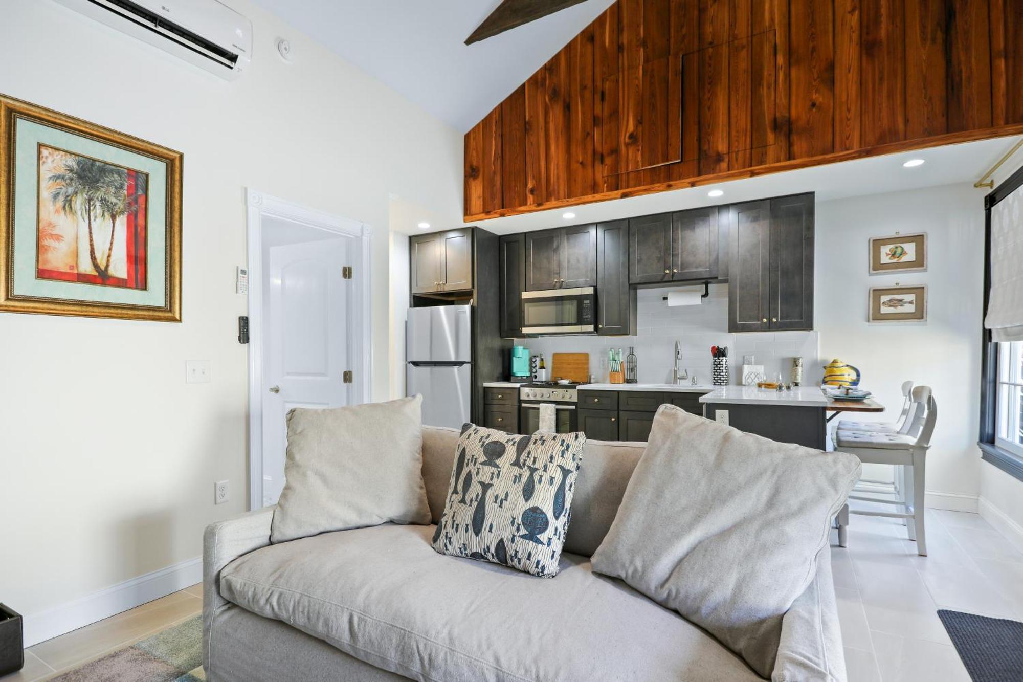 New! Historic 1bed/1bath Steps To River St! Apartment *