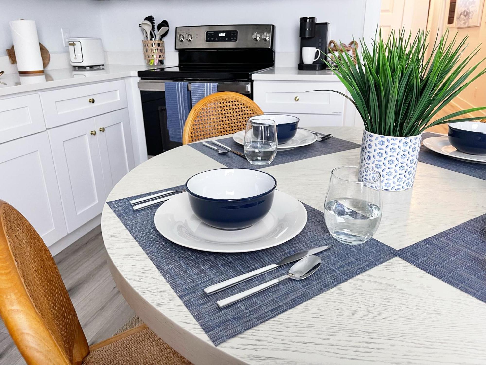 New! Stylish 1900s Renovated Duplex Building Near Forsyth & River St *