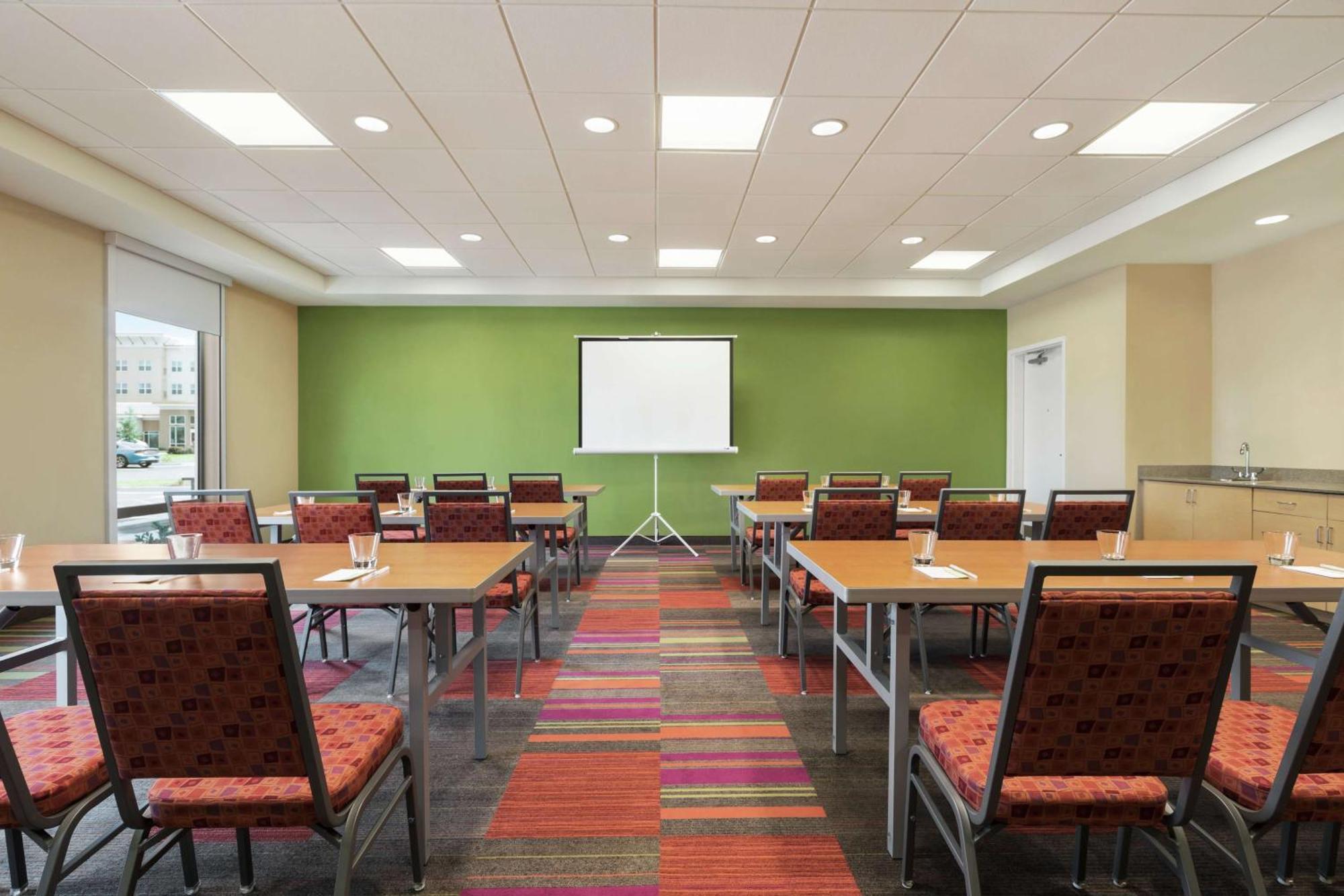 Hotel Home2 By Hilton Airport 3*