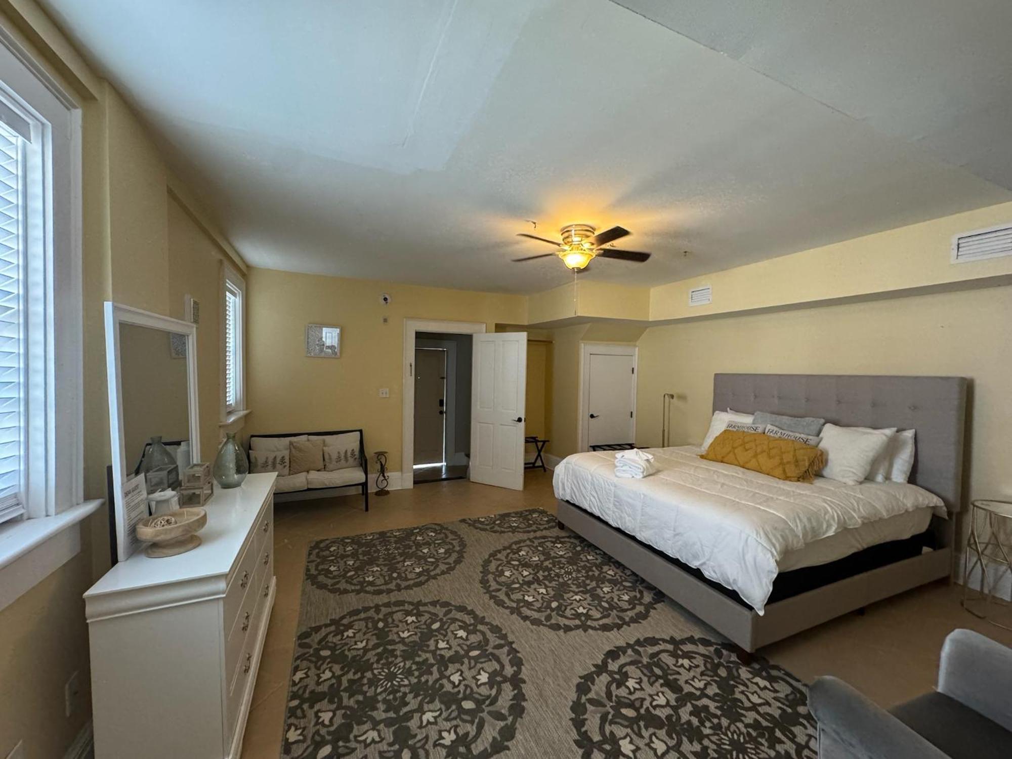 Comfy Carriage House Steps From The River Bed & Breakfast Savannah