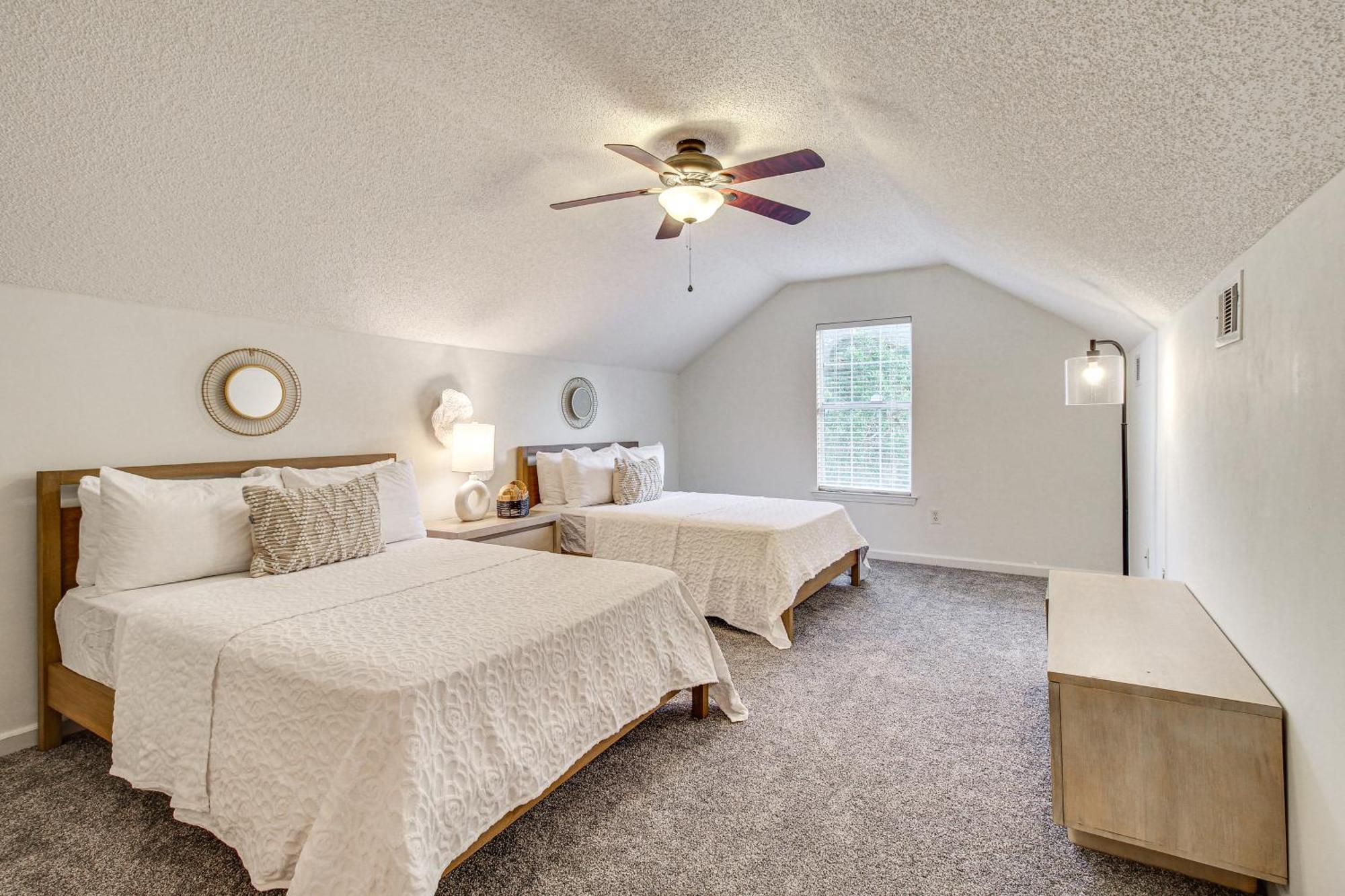 Pet-friendly With Cozy Fireplace!