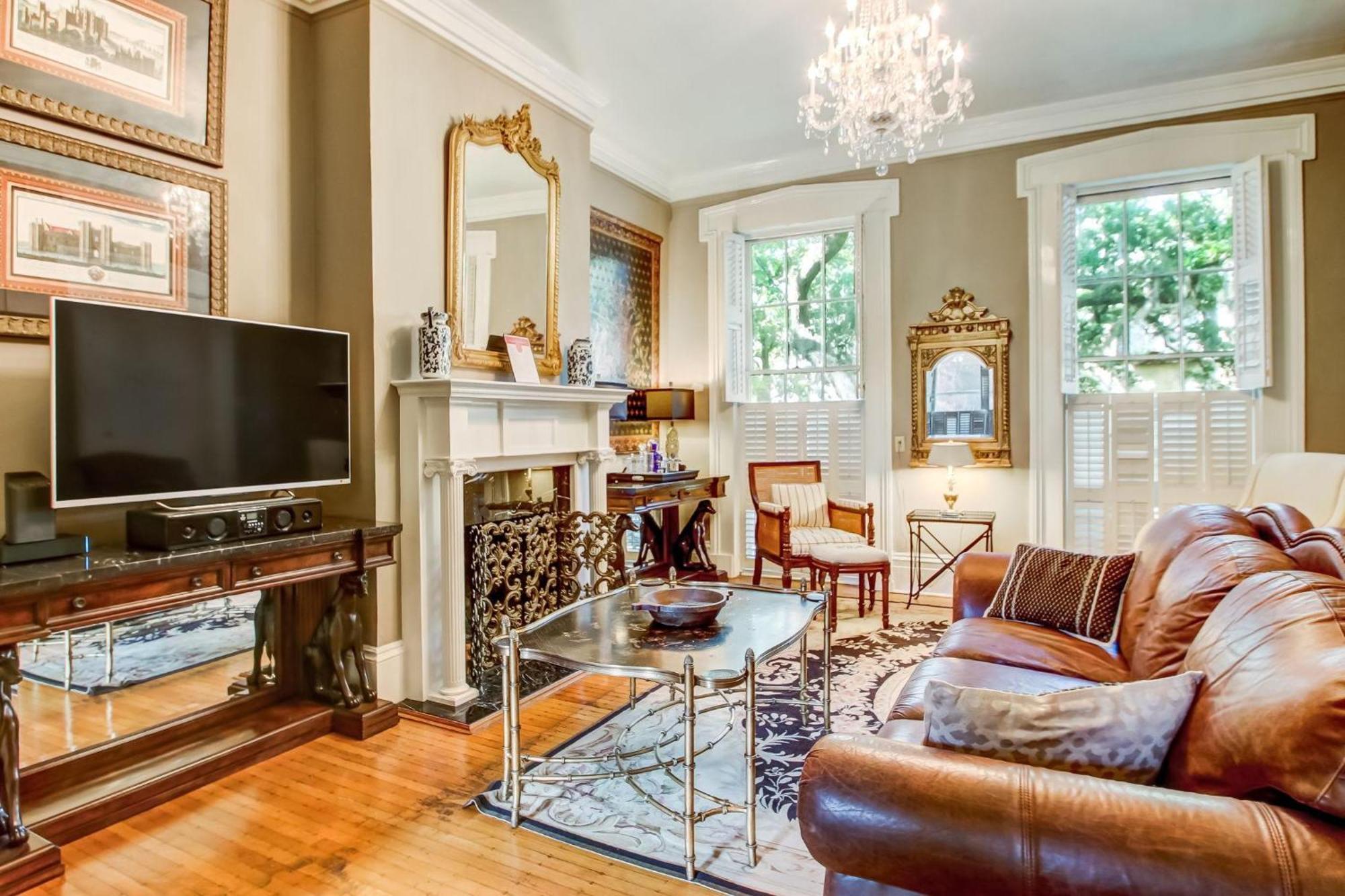 Apartment 17 E Jones Street Parlor