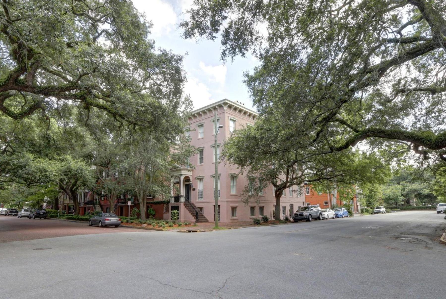 121 W Jones Parlor Apartment Savannah