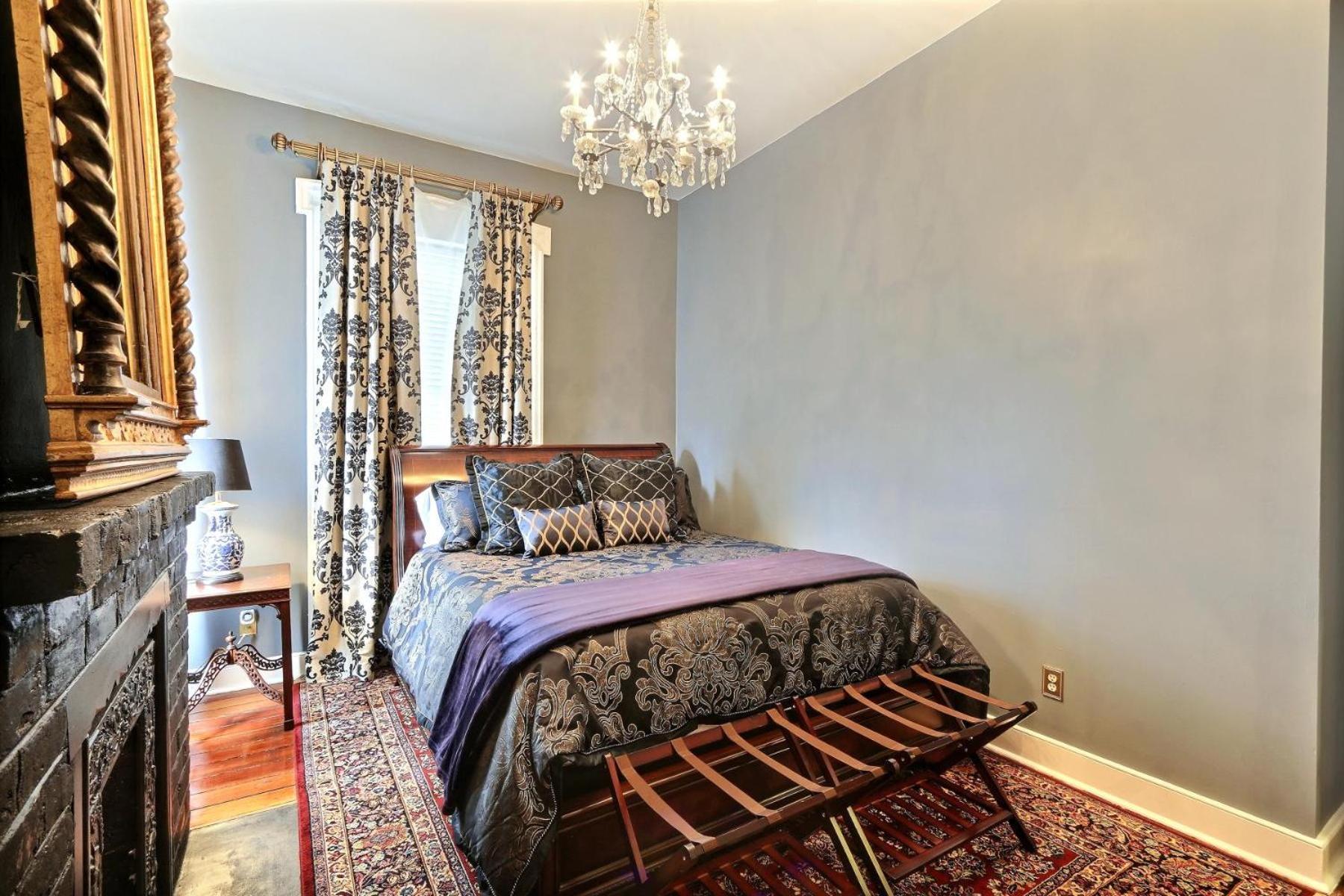 121 W Jones Parlor Savannah