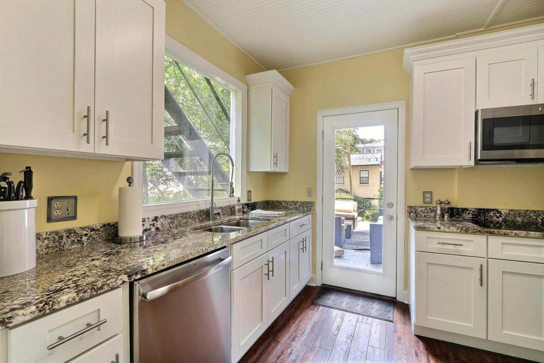 121 W Jones Parlor Apartment *