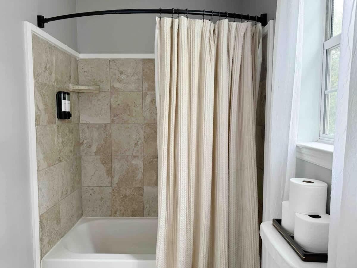 Cozy Near & Downtown Dog Friendly Holiday home *