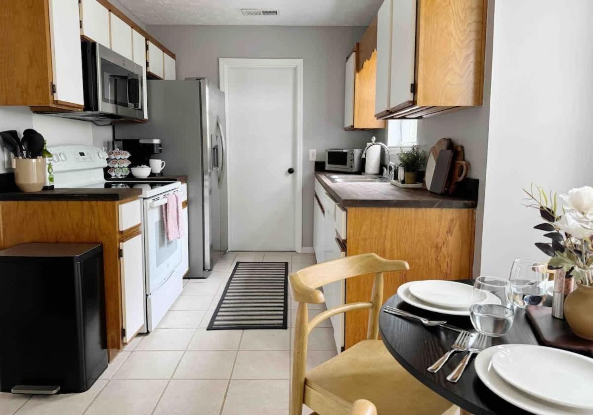 Cozy Near & Downtown Dog Friendly Holiday home