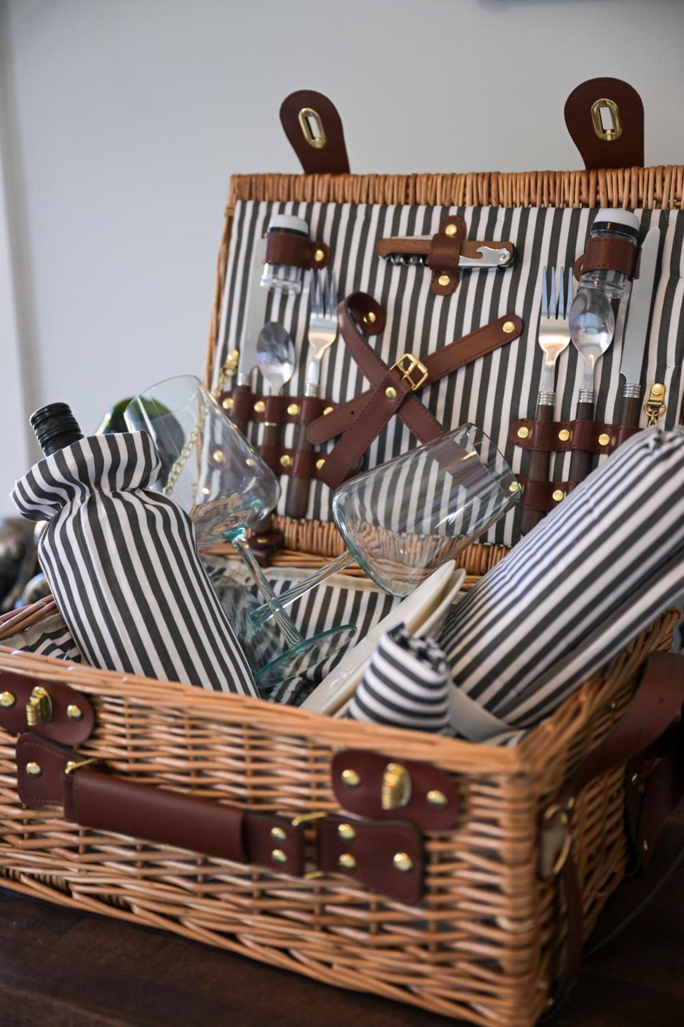 The Maiden Voyage - Themed Getaway, Steps To Forsyth, King Bed, Grill, Games, Picnic Basket