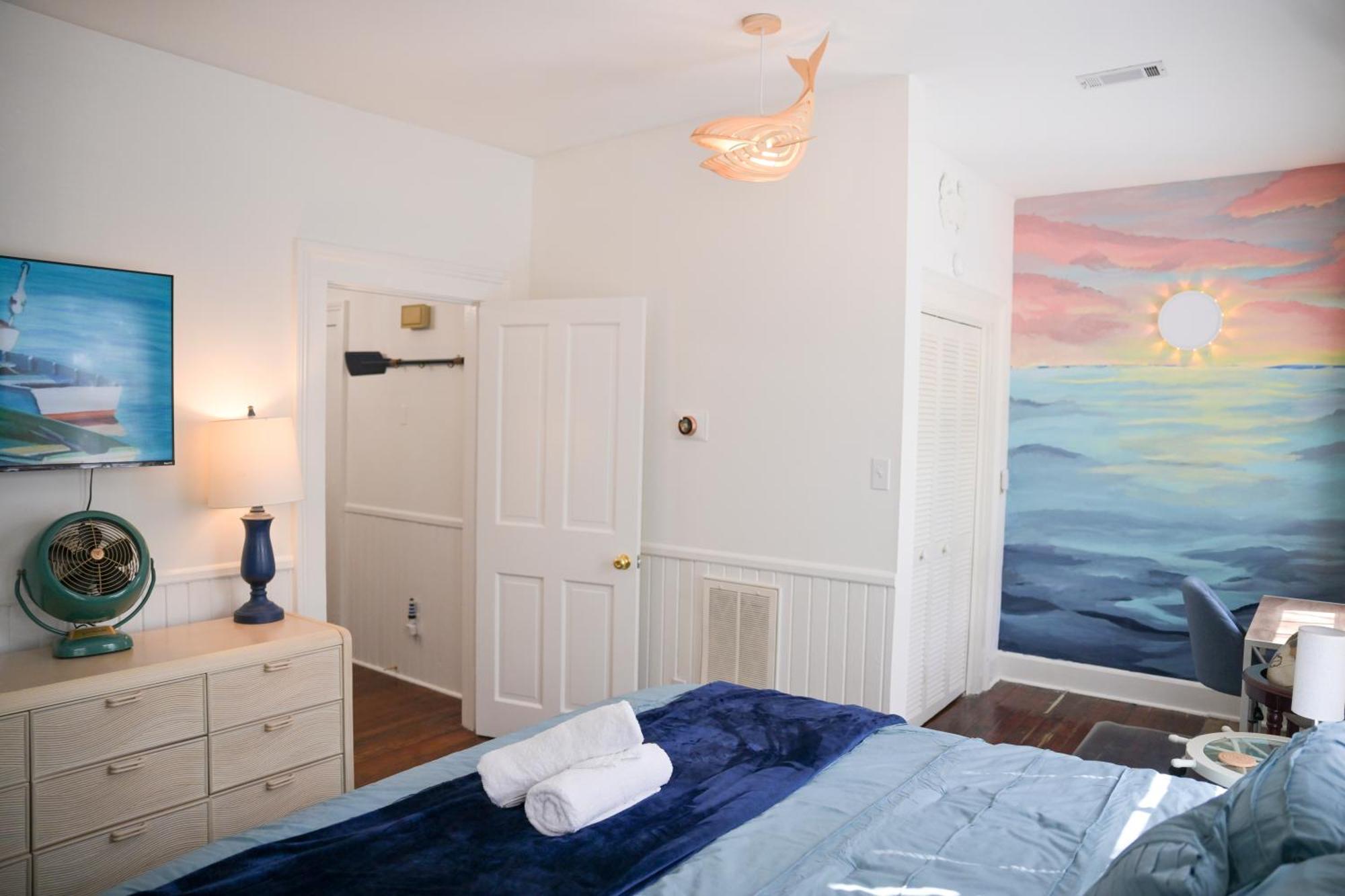 The Maiden Voyage - Themed Getaway, Steps To Forsyth, King Bed, Grill, Games, Picnic Basket
