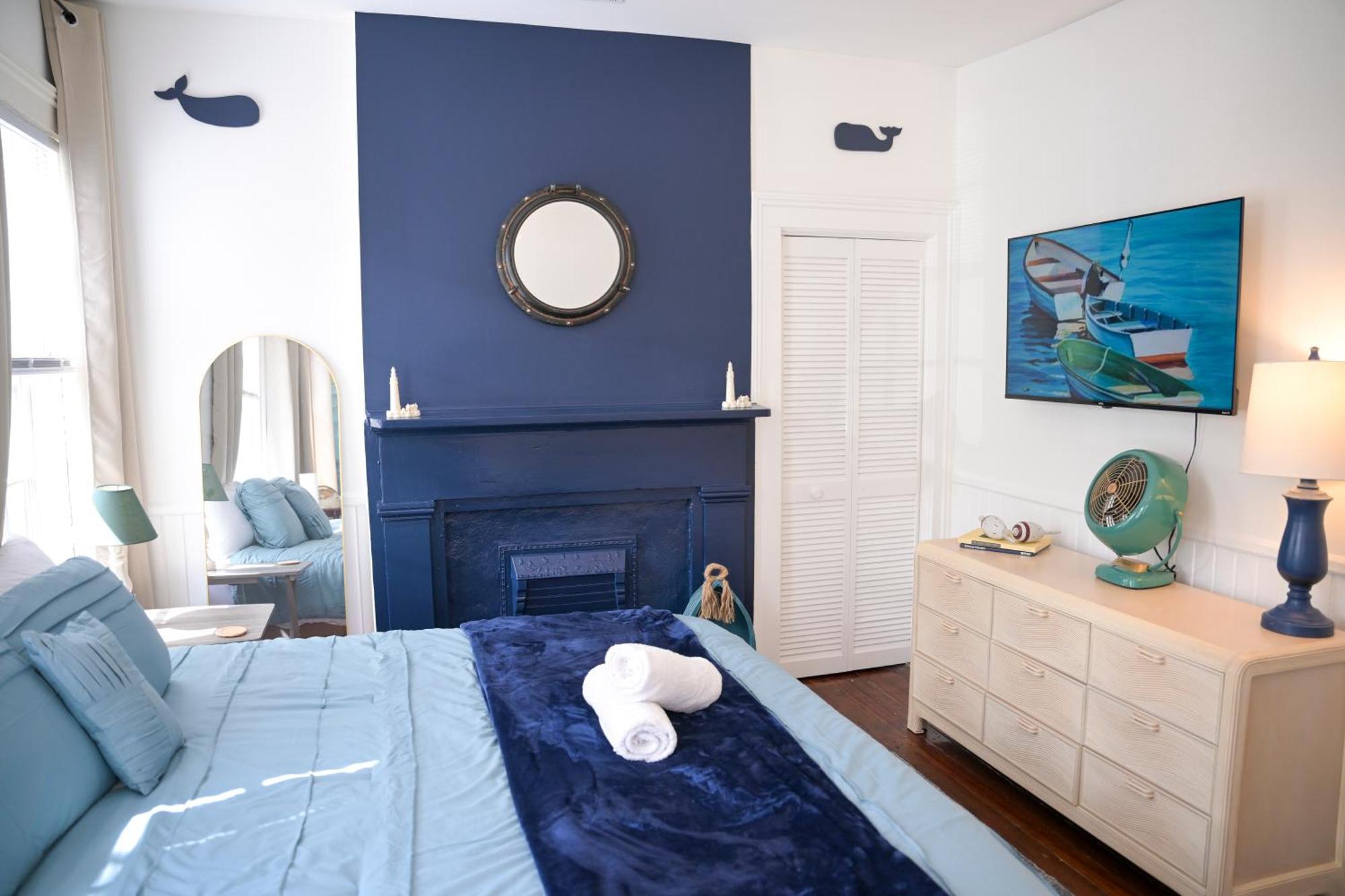 The Maiden Voyage - Themed Getaway, Steps To Forsyth, King Bed, Grill, Games, Picnic Basket
