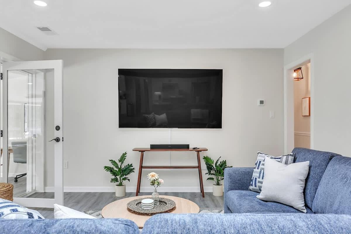 Coastal Pool Retreat Near Downtown & Fun *