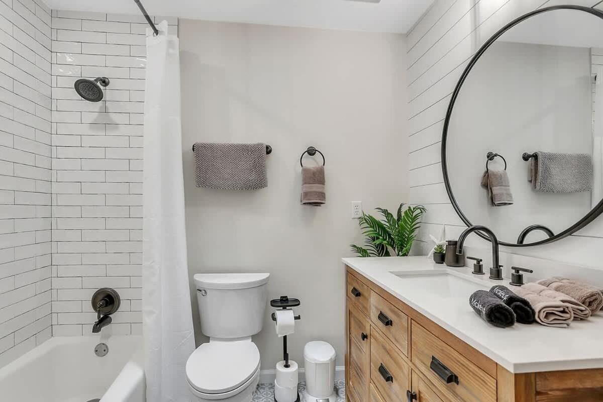 Coastal Pool Retreat Near Downtown & Fun Holiday home