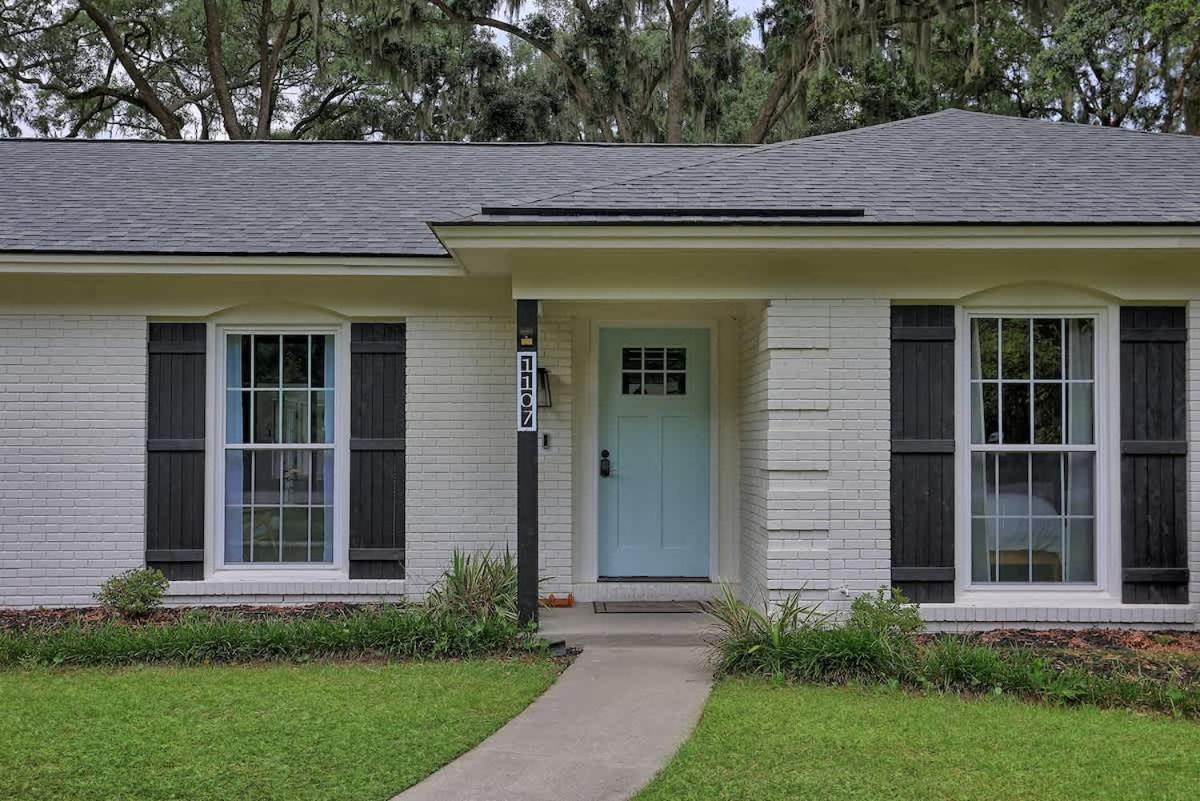 Coastal Pool Retreat Near Downtown & Fun Holiday home *
