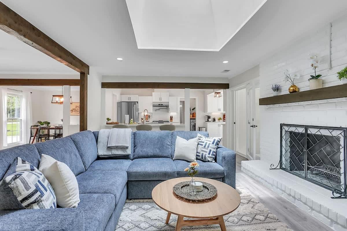 Coastal Pool Retreat Near Downtown & Fun Holiday home