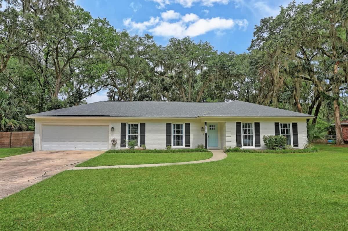 Coastal Pool Retreat Near Downtown & Fun *