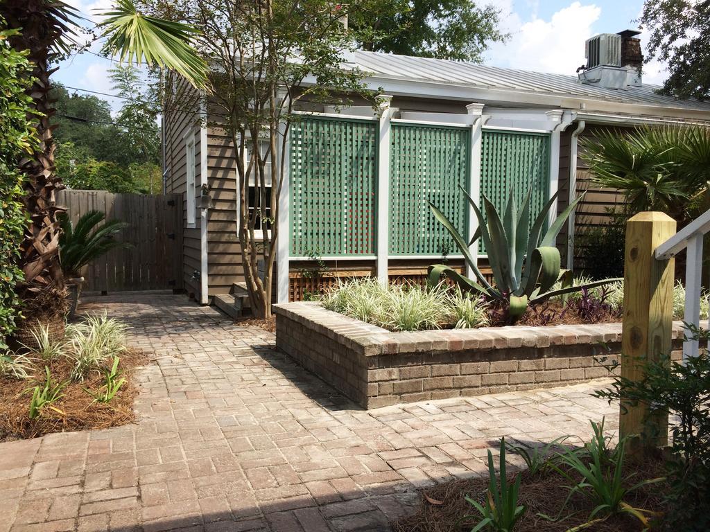 Jingle Bells Square Cottage-historic District-bright- Fireplace