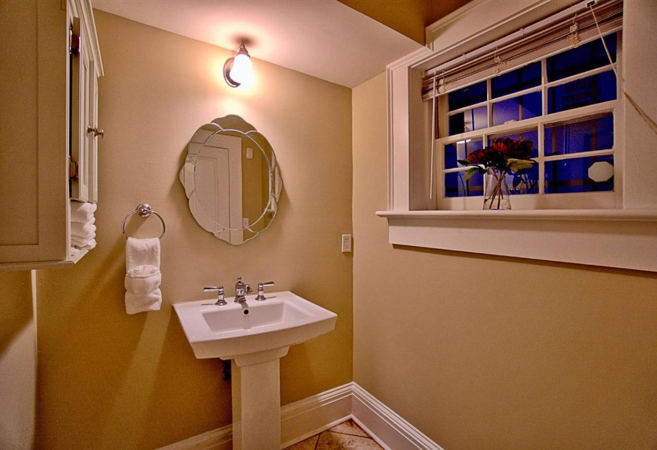 Comfy Carriage House Steps From The River 4*