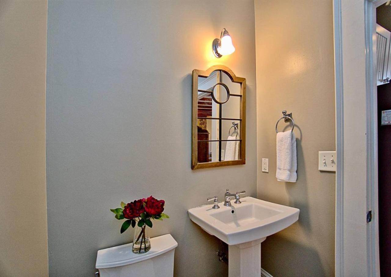 Comfy Carriage House Steps From The River Bed & Breakfast Savannah